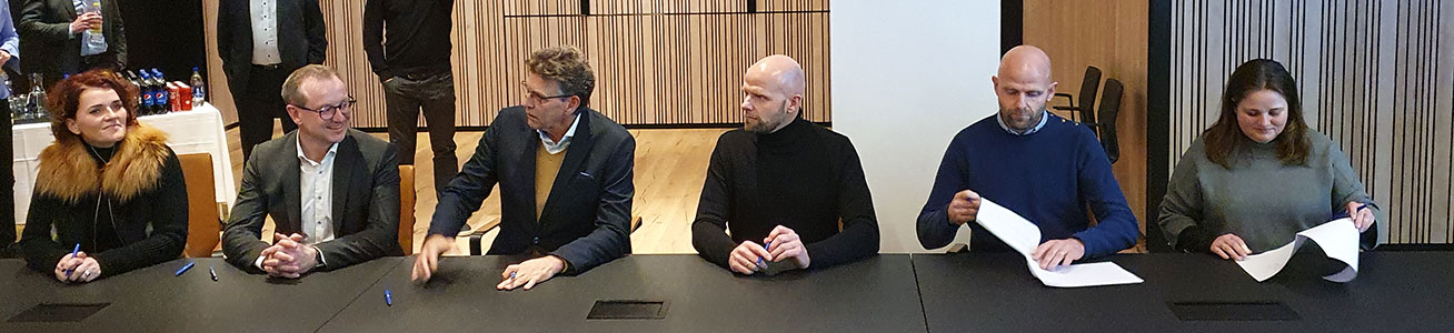 2021 11 03 Skidasamningur lyftur undirritun 03