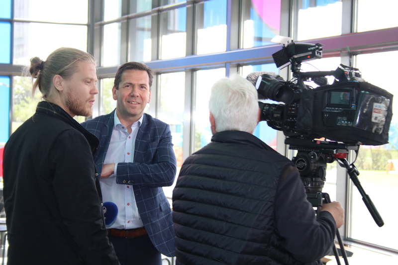 Ármann Kr. Ólafsson stjórnarformaður SSH ræðir við sjónvarpsmenn fyrir fundinn í Salnum